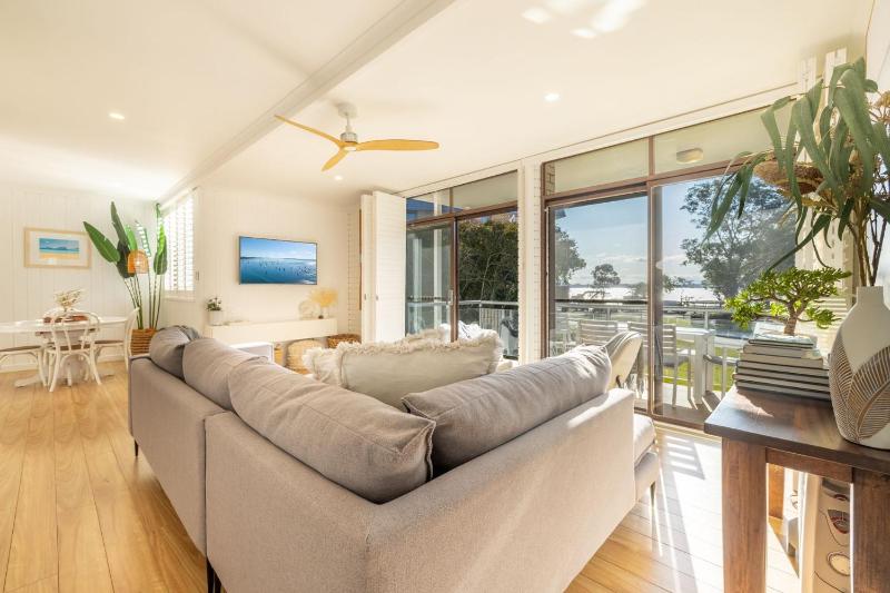 Villa Ellisa 4 beautiful unit with beautiful water views at Little Beach - image 9