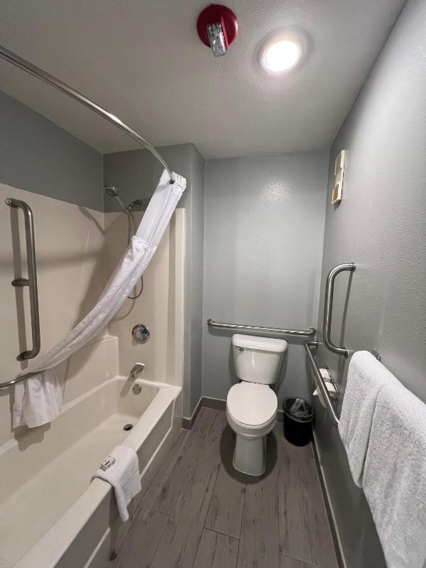 King Room with Bathtub with Grab Bars - Mobility/Hearing Accessible /Non-Smoking image 2