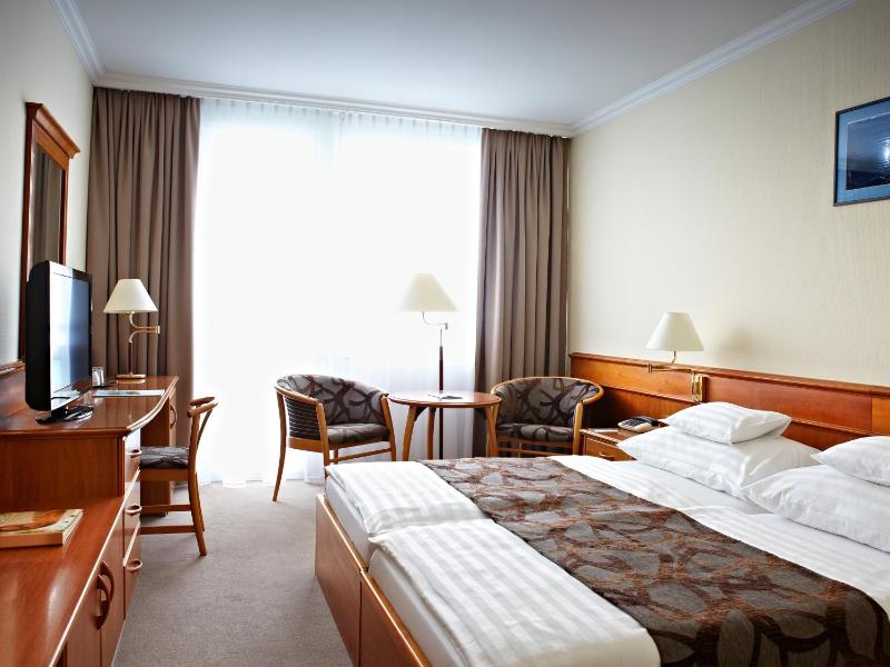 Standard Twin Room with Balcony image 3