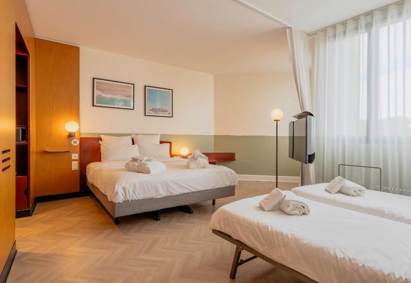 Executive Suite with 1 Queen Bed and 2 Single Beds  image 1