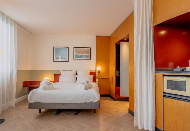 Executive Suite with 1 Queen Bed and 2 Single Beds  image 4
