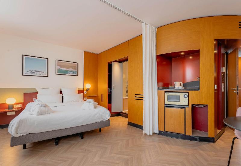 Executive Suite with 1 Queen Bed and 2 Single Beds  image 3