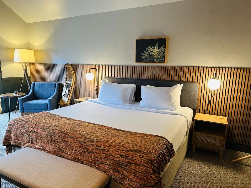 King Room with Cliff View and Balcony image 3