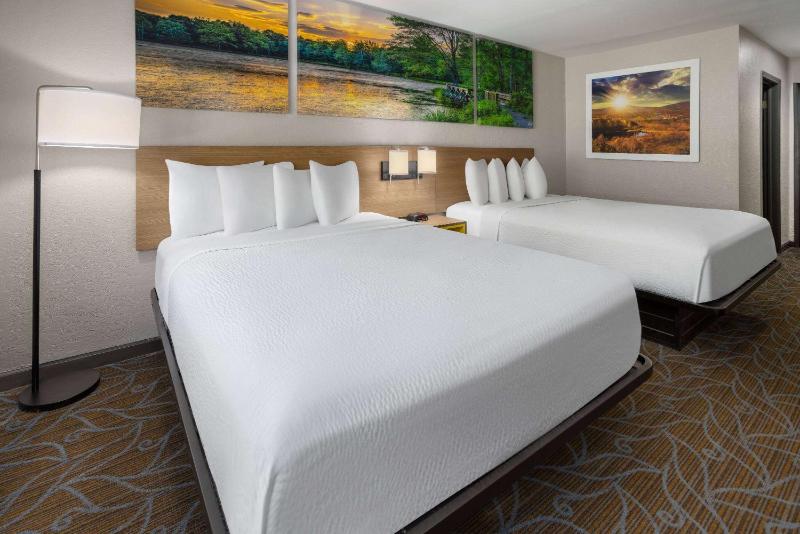 Queen Room with Two Queen Beds - Non-Smoking image 3