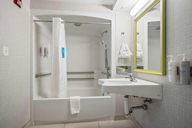 Queen Room with Mobility Access/Non-Smoking image 2