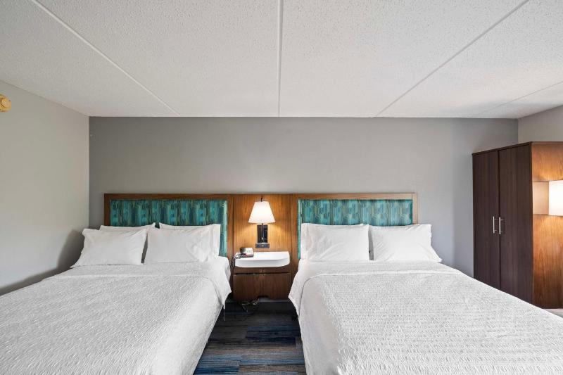 Queen Room with Two Queen Beds - Hearing Access/Non-Smoking image 3