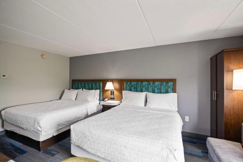 Queen Room with Two Queen Beds - Hearing Access/Non-Smoking image 4