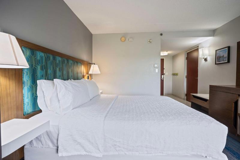 King Room with King Bed - Non-Smoking image 4