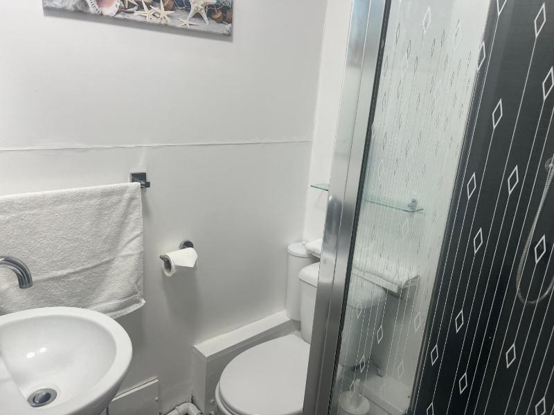 Twin Room with Shared Bathroom image 2