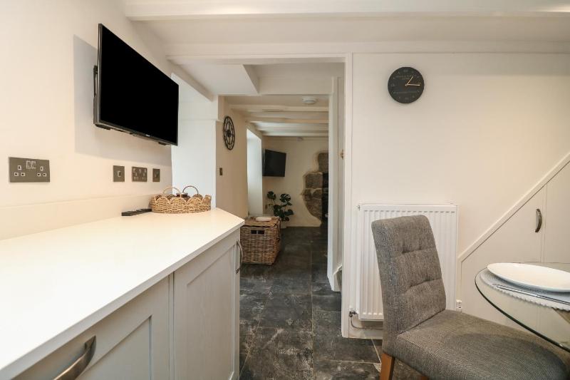 Bumblebee Cottage - image 13