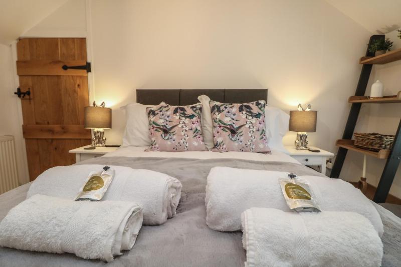 Bumblebee Cottage - image 25