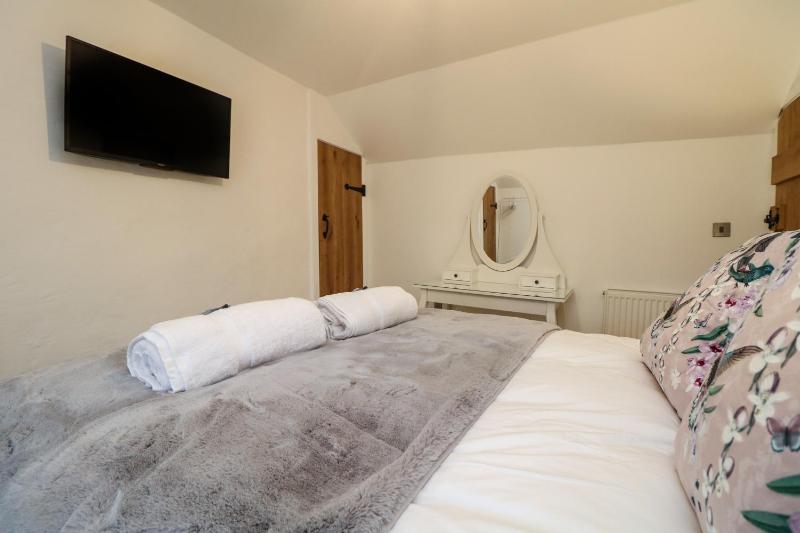 Bumblebee Cottage - image 32