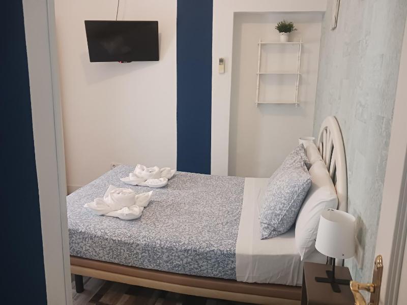 Small Interior Double Room image 1