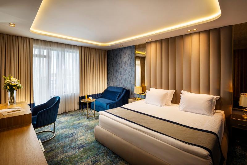 Deluxe Double or Twin Room with Sea View - Free Beach Access image 1