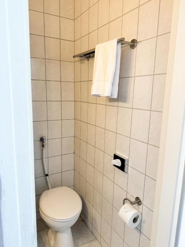 Twin Room image 4