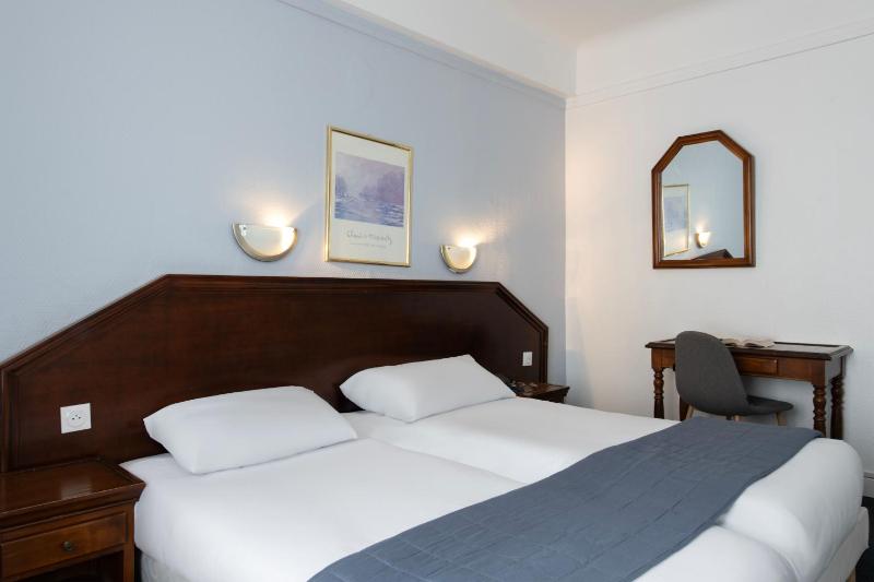 Twin Room image 3