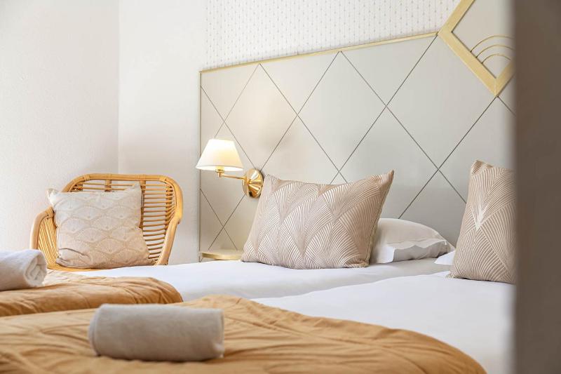 Deluxe Twin Room image 4