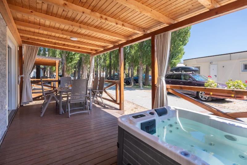 Relax Premium Three-Bedroom Mobile Home with Whirlpool and Terrace image 3