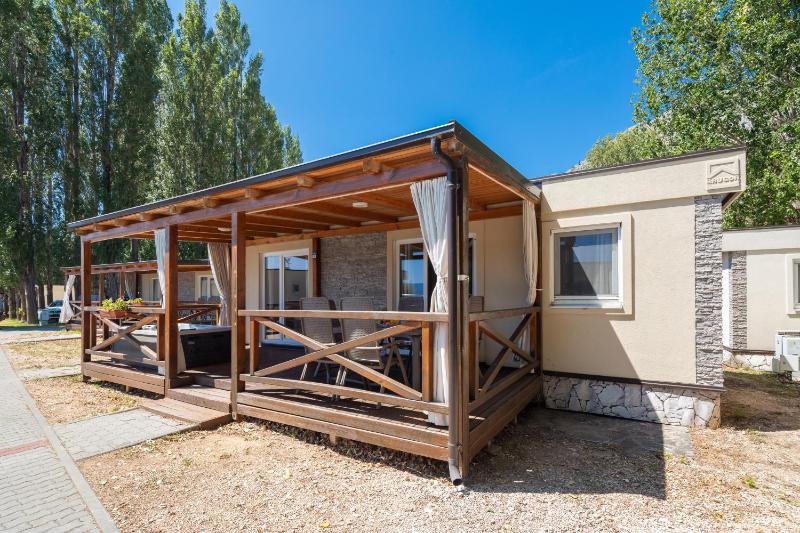 Relax Premium Three-Bedroom Mobile Home with Whirlpool and Terrace image 4