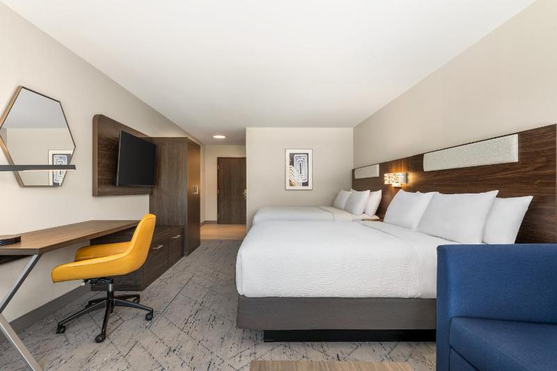 Queen Suite with Two Queen Beds image 4