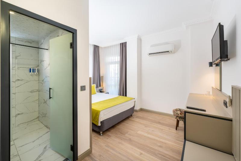 Double Room image 1