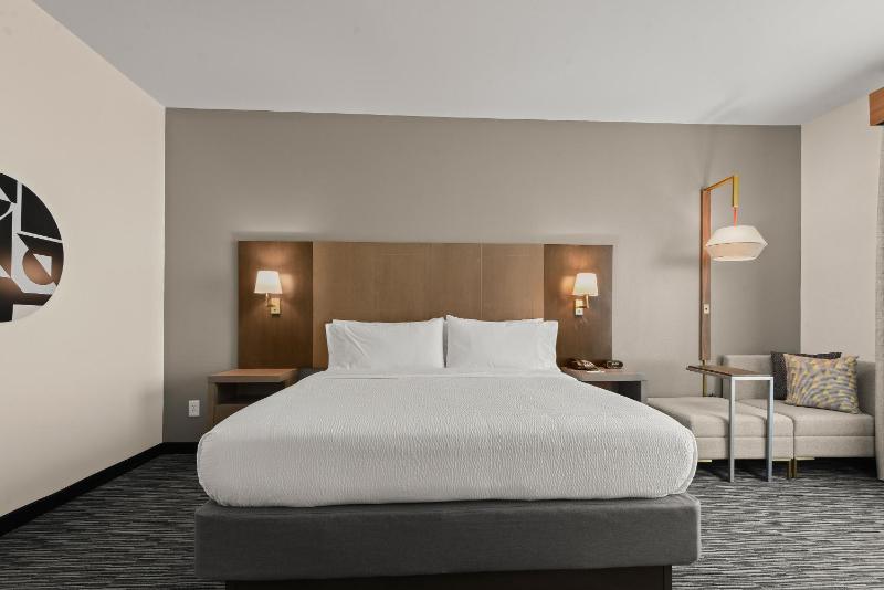 Standard King Room with Shower Bath image 1