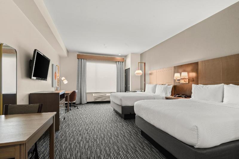 Standard Queen Room with Two Queen Beds and Shower Bath image 3