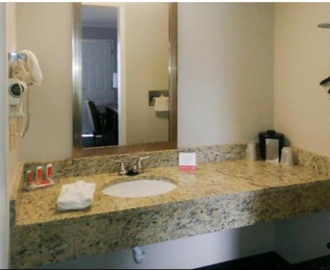 King Efficiency Suite, Non-Smoking image 4