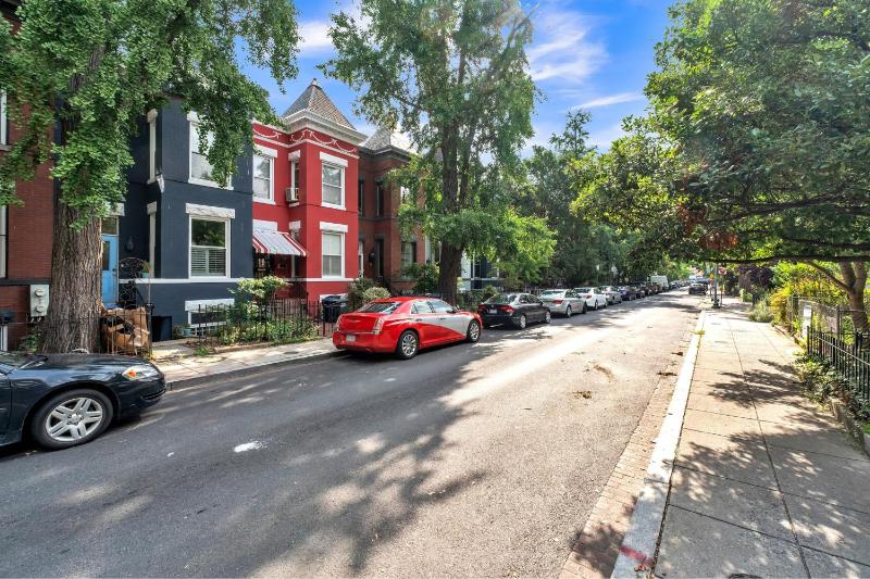 Cute and Charming 1BR in Fantastic Location townhouse - image 13
