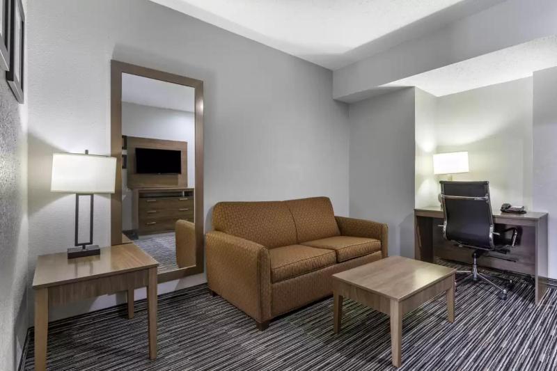 King Suite - Non-Smoking image 3
