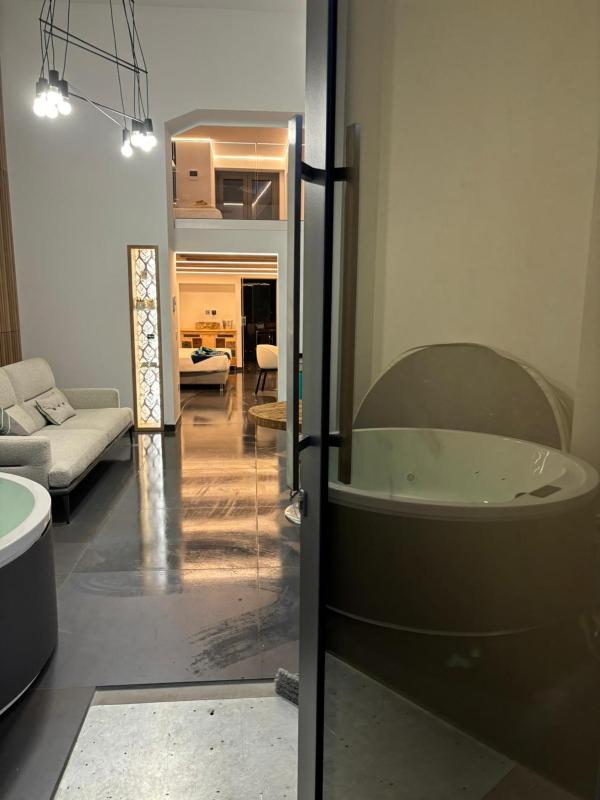 J Luxury Home - image 24