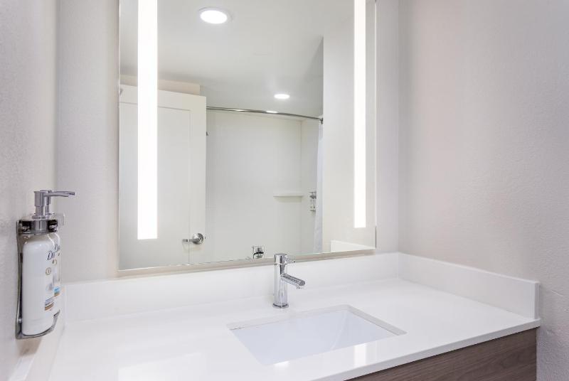 Standard King Room image 4