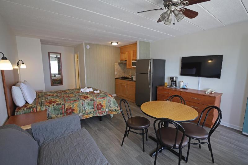 Deluxe Double Room with Side Sea View image 2