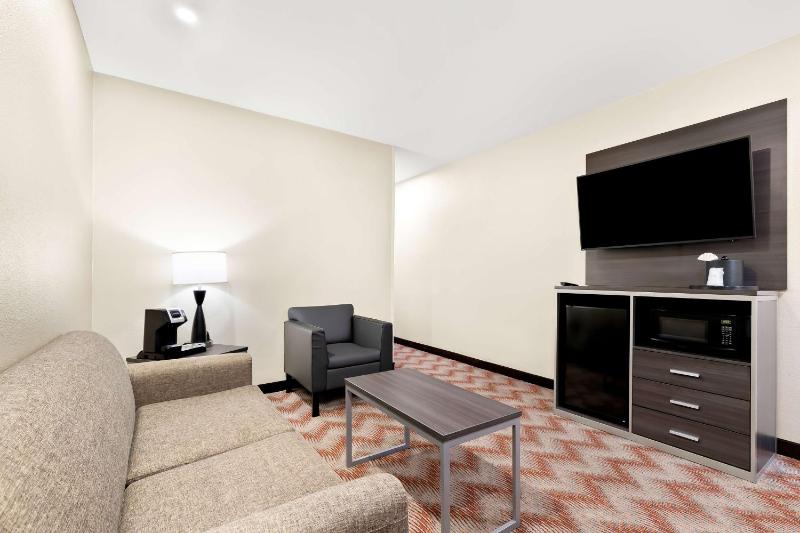 King Suite with Sofa Bed and Bath Tub - Disability Access/Non-Smoking image 3