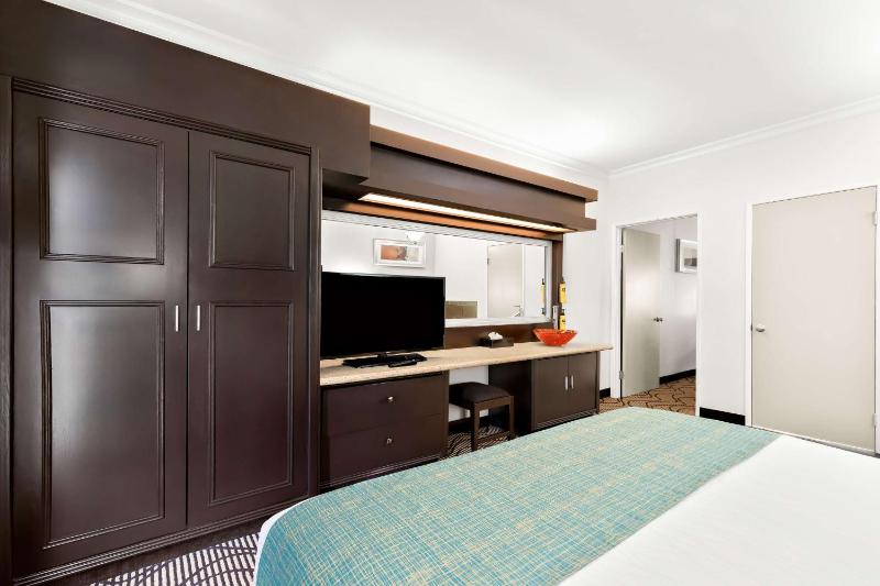 King Suite with Sofa Bed - Non-Smoking image 1