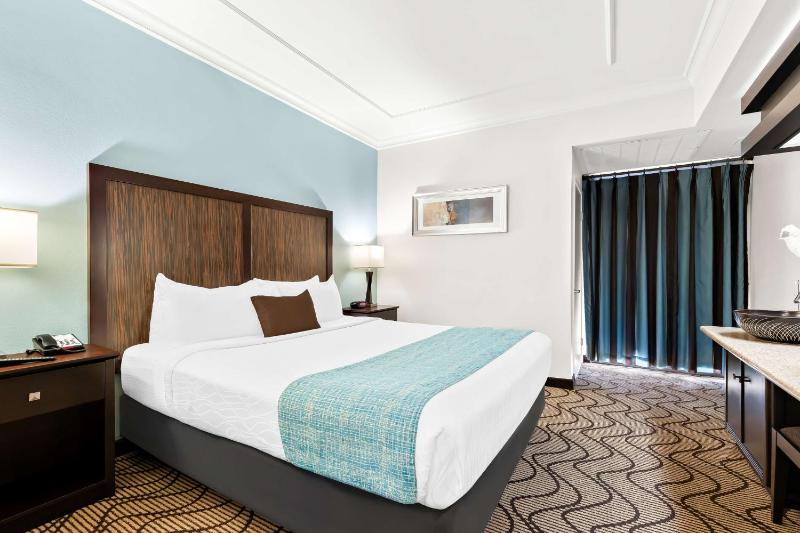 King Suite with Sofa Bed - Non-Smoking image 4