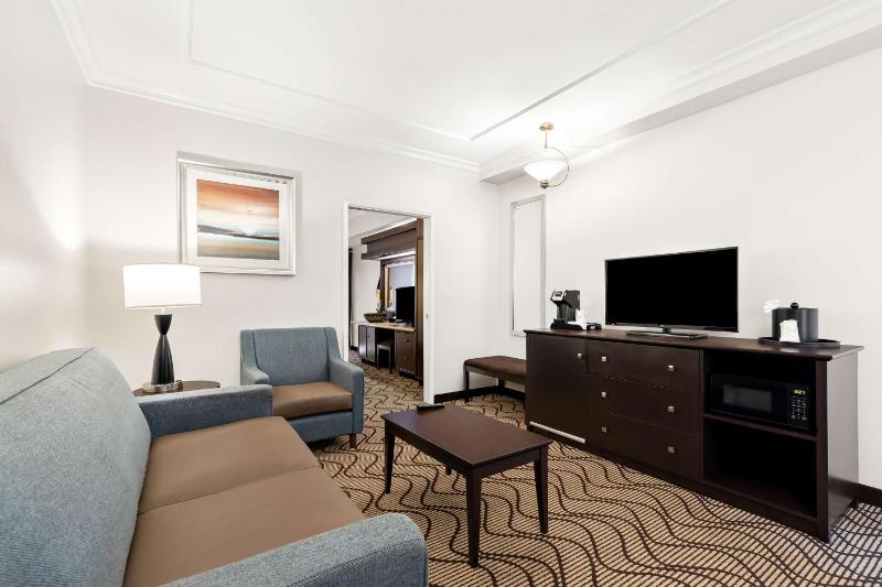 King Suite with Sofa Bed - Non-Smoking image 3