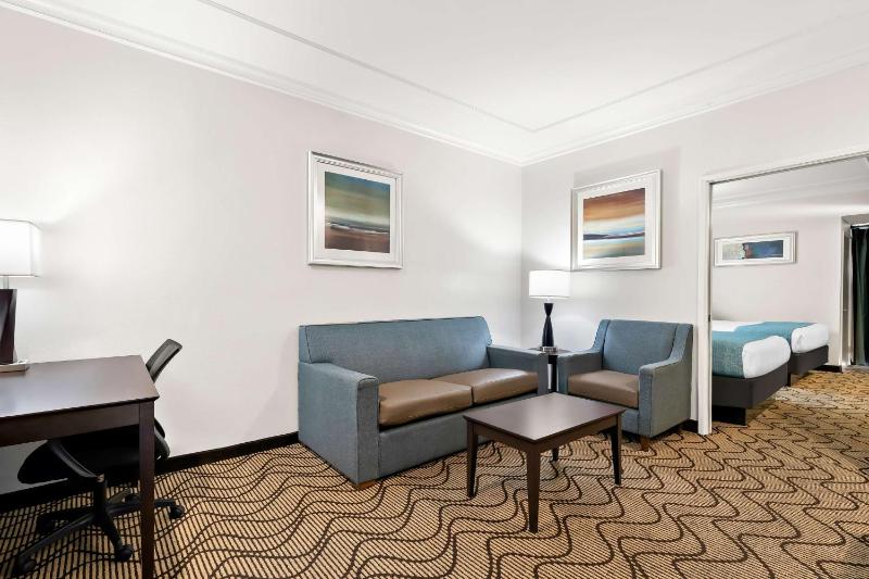 Queen Suite with Two Queen Beds and Sofa Bed - Pet Friendly/Non-Smoking image 3