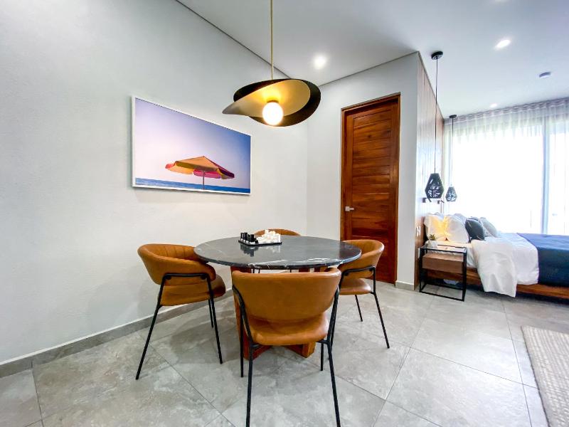 XKAA - Best Studio at 5th Ave with Pool Gym Steps to Beach - image 9