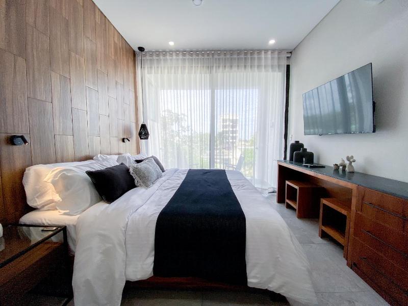 XKAA - Best Studio at 5th Ave with Pool Gym Steps to Beach - image 7