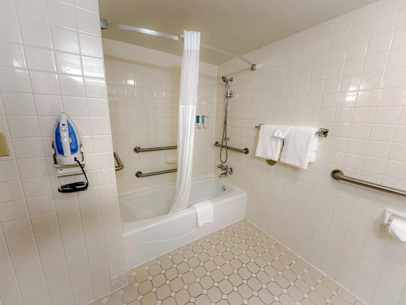 Queen Room with Bath Tub - Mobility/Hearing Accessible - Non-Smoking image 2