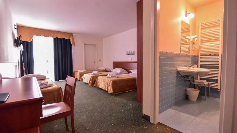 Standard Quadruple Room image 2
