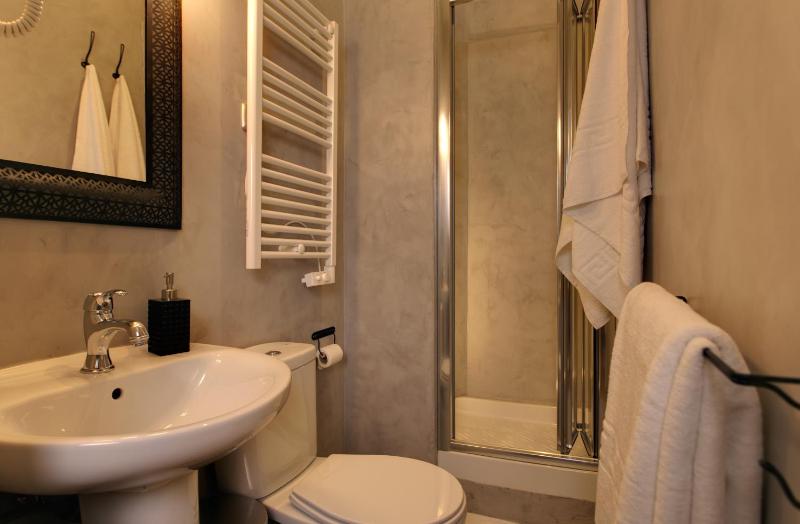 Superior Double Room with Balcony image 3