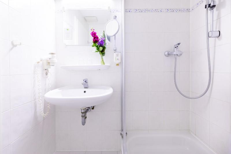 Standard Double Room image 3
