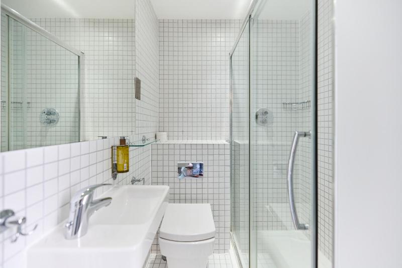 Double Room - No Window image 1