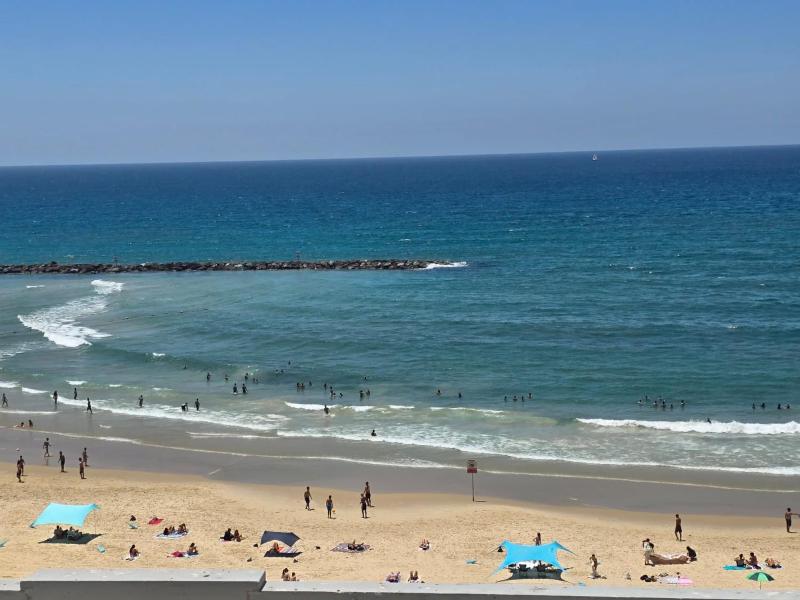 Blue Sea 2BR in front of the beach by HolyGuest - image 8