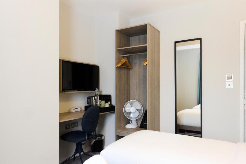 Twin Room image 4
