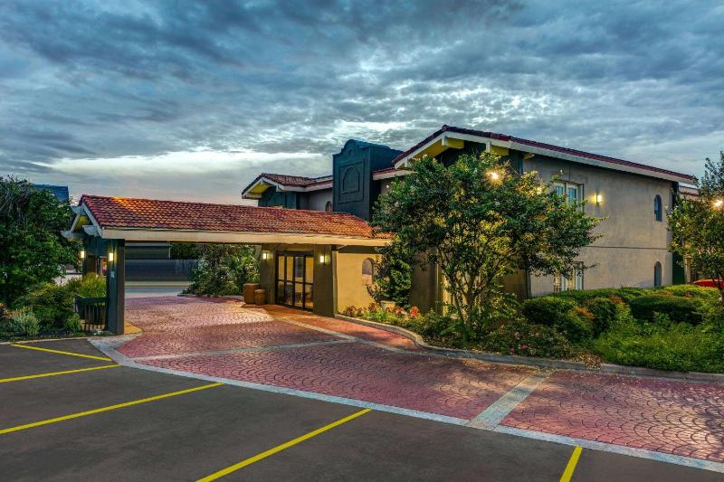 Baymont by Wyndham Austin University Area - image 10