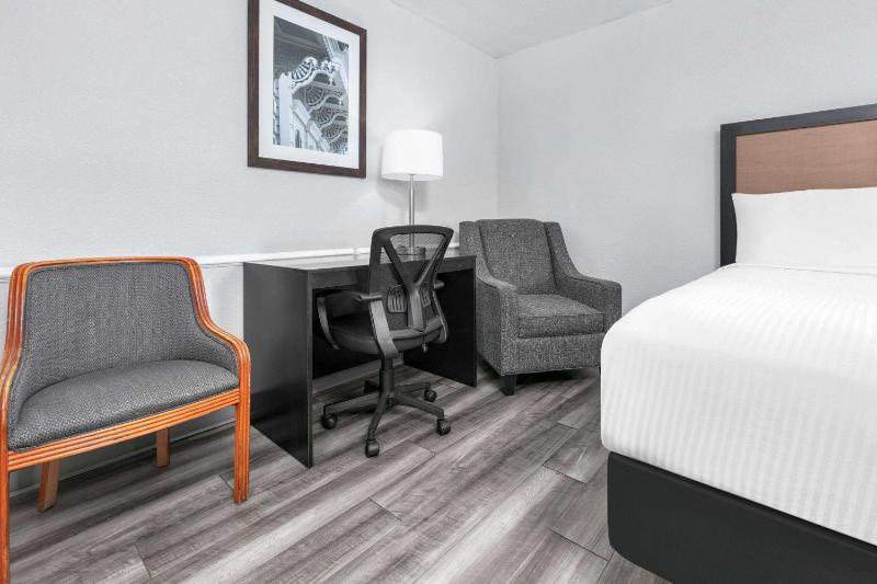 Baymont by Wyndham Austin University Area - image 9
