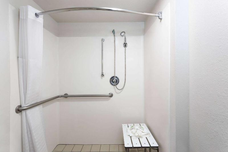 Queen room with 2 Queen Beds, Mobility/Hearing Impaired Access, Bathtub w/Grab Bars, Non-Smoking image 3